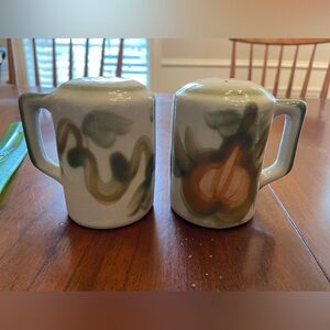 Louisville Stoneware Pottery Salt and Pepper Shaker Set - Harvest Pear